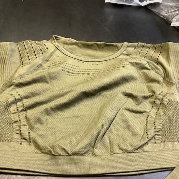 Women's Army Green Cropped Top Long Sleeve Vented Thumb Holes Workout Top M NIP - Picture 2 of 7